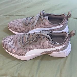 Puma Shoes size 7 😍